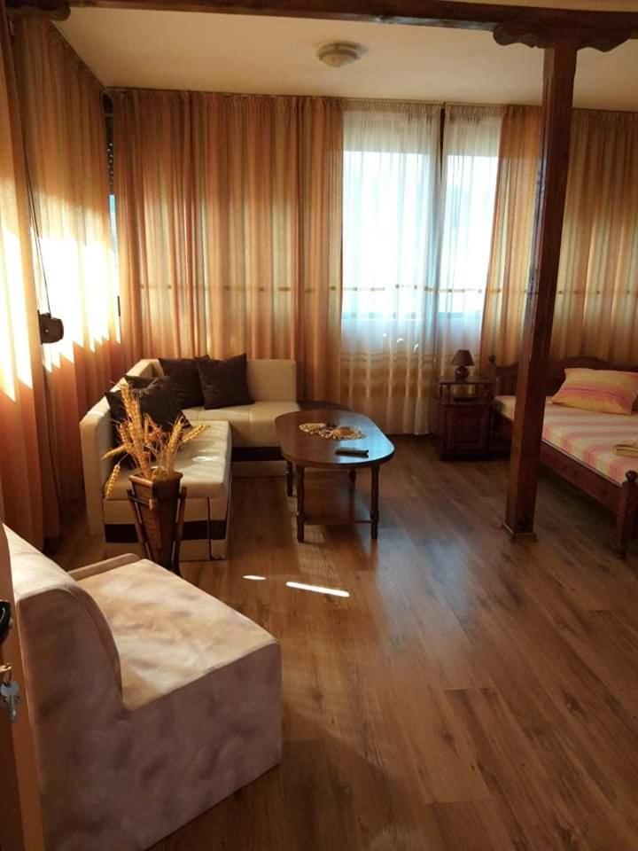 Guest House Ambrozia Kotel ภายนอก รูปภาพ